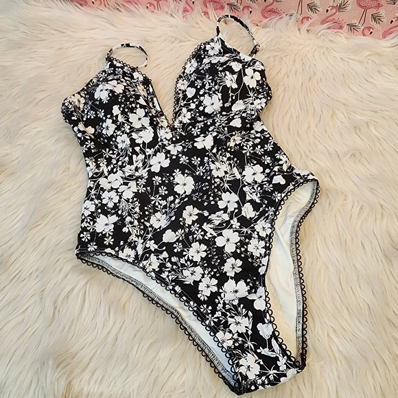 Avec Les Filles Floral One-piece Swimsuit, Size L - Picture 5 of 15